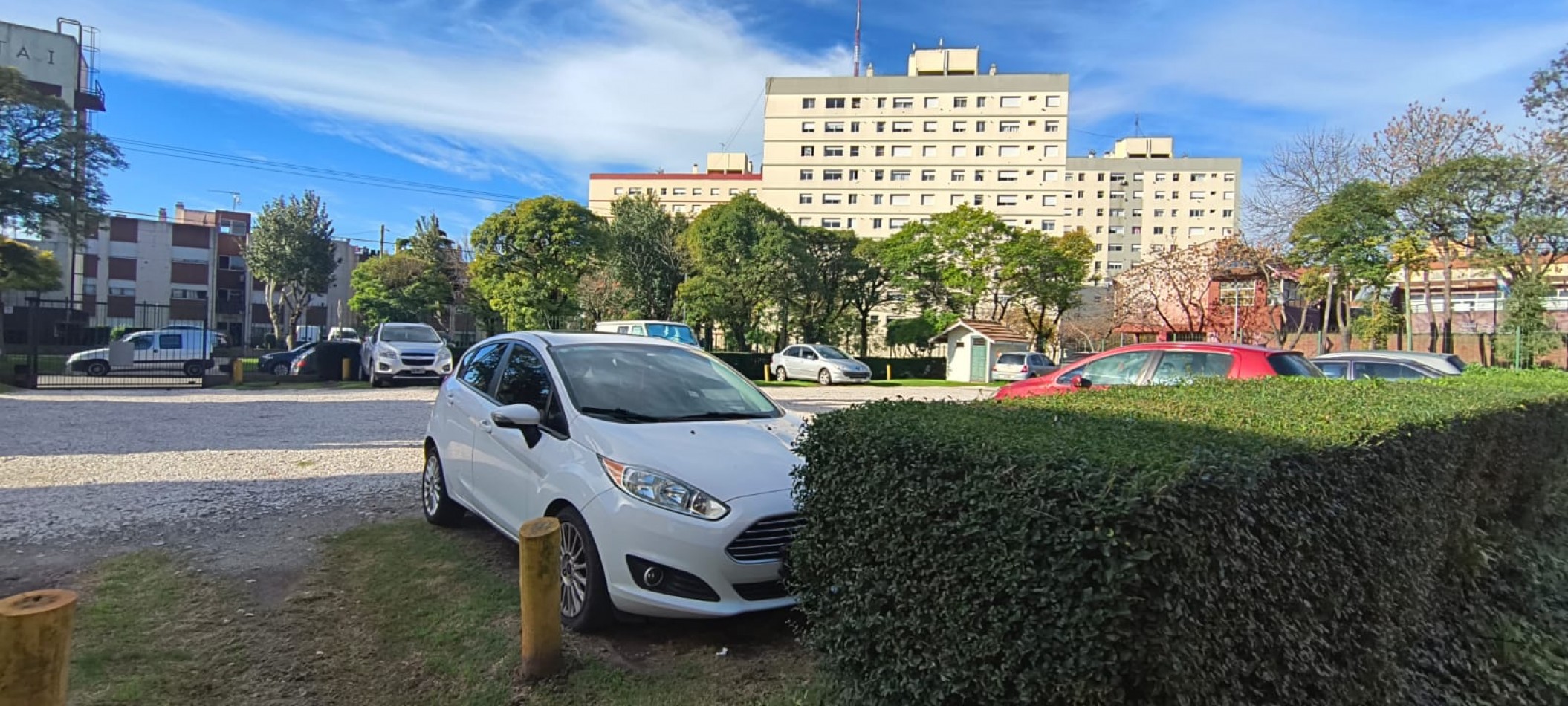 Venta Departamento tres ambientes con cochera descubierta
