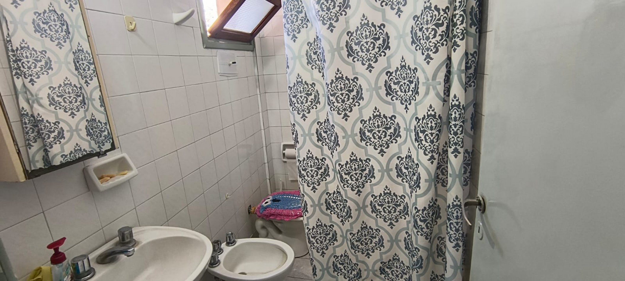 Venta Departamento tres ambientes con cochera descubierta