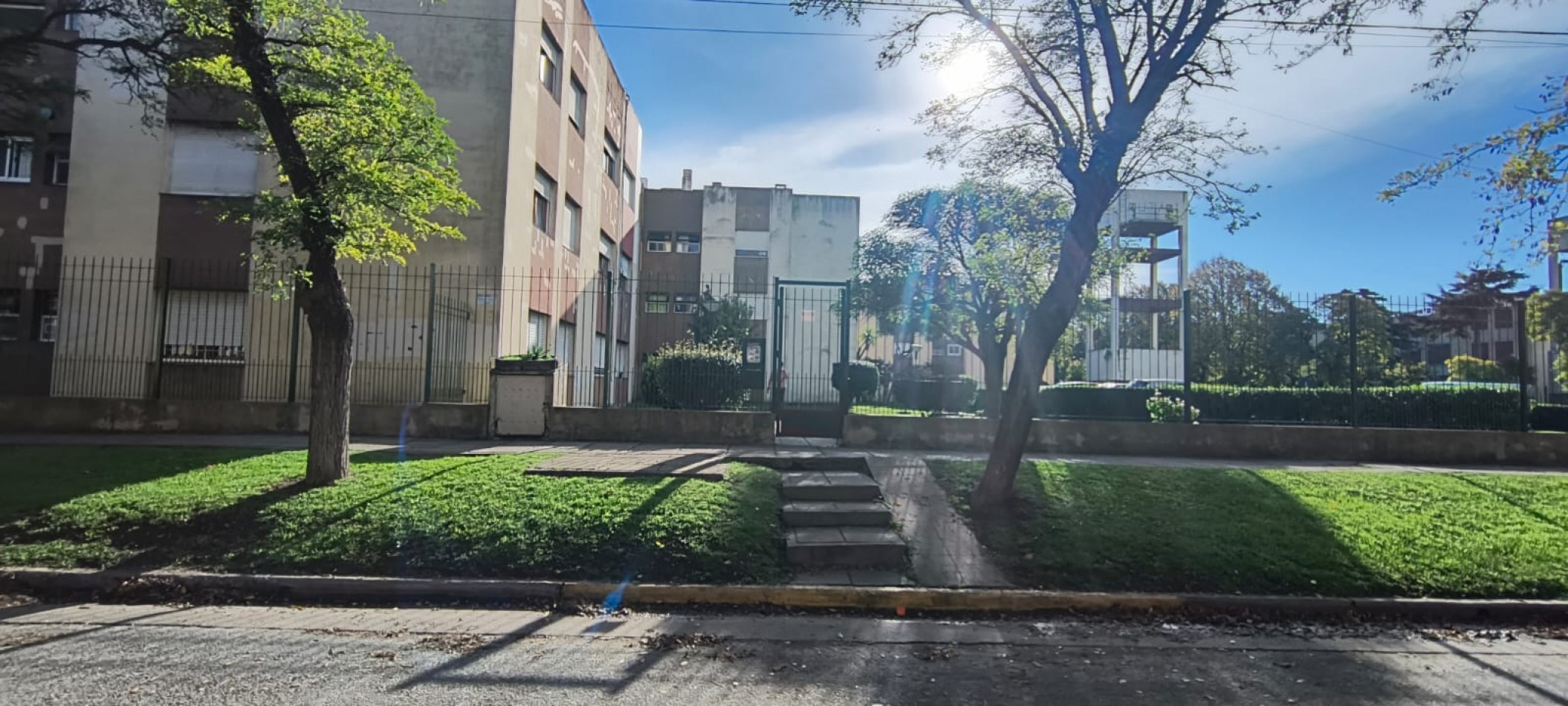 Venta Departamento tres ambientes con cochera descubierta