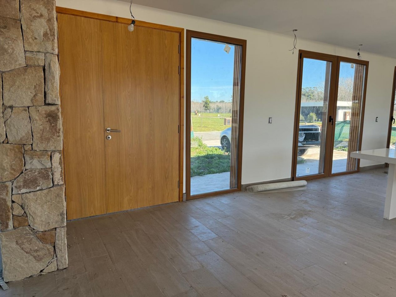 VENTA - CASA 4 AMBIENTES A ESTRENAR : BARRIO PRIVADO ARENAS CHICO .