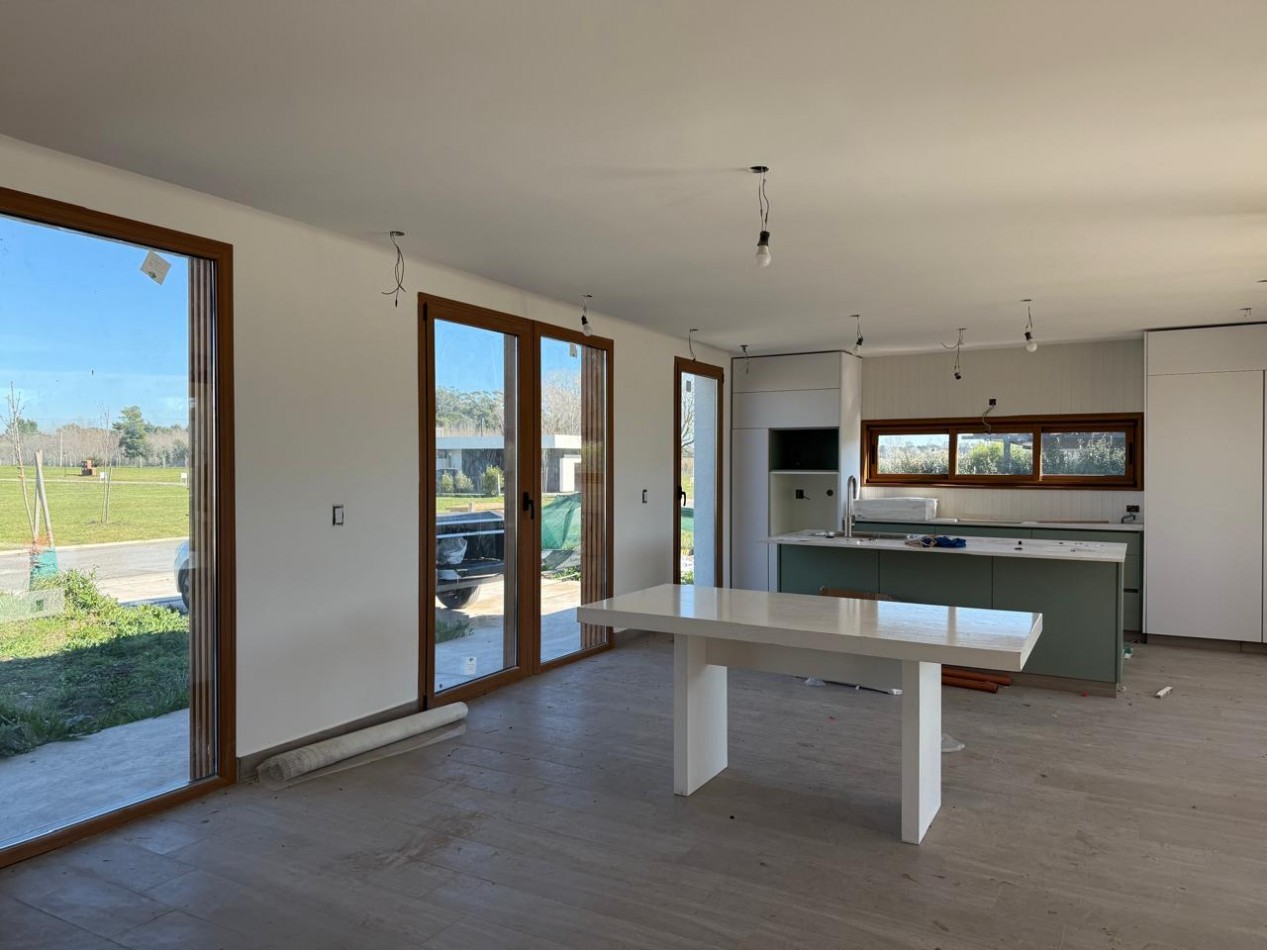 VENTA - CASA 4 AMBIENTES A ESTRENAR : BARRIO PRIVADO ARENAS CHICO .