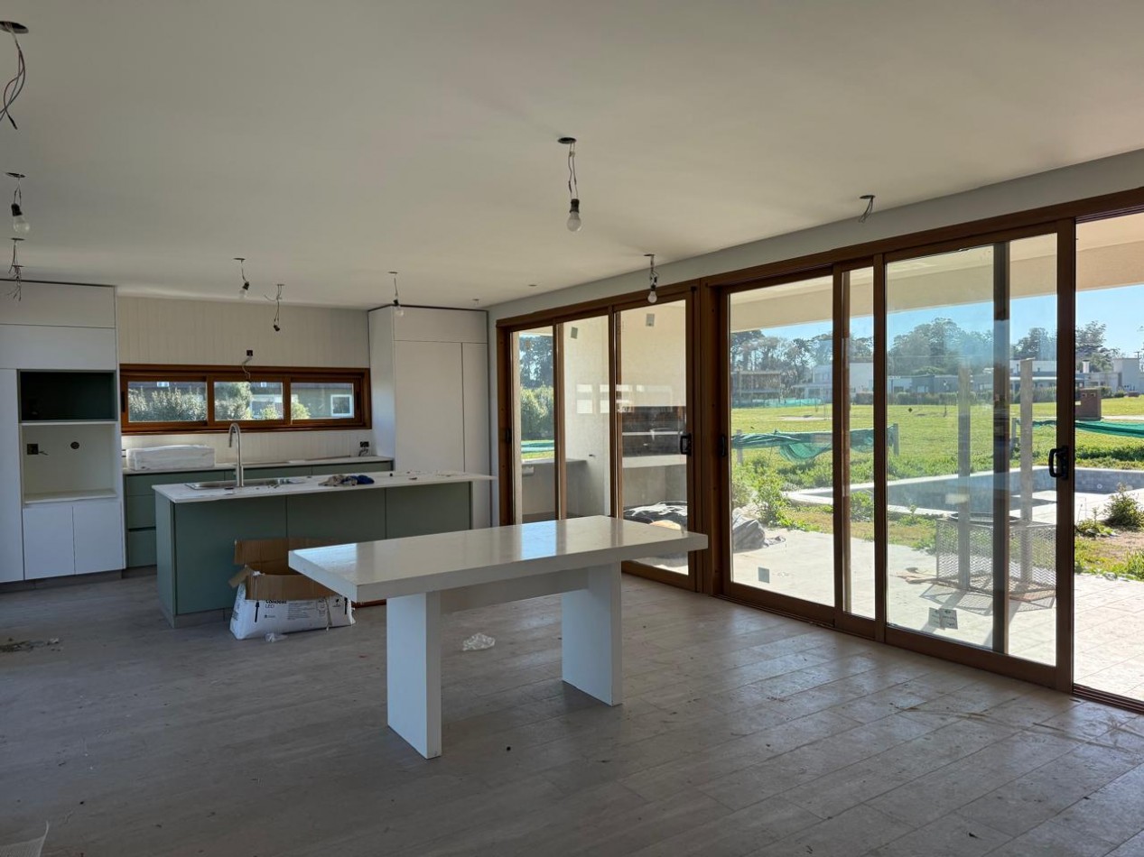 VENTA - CASA 4 AMBIENTES A ESTRENAR : BARRIO PRIVADO ARENAS CHICO .