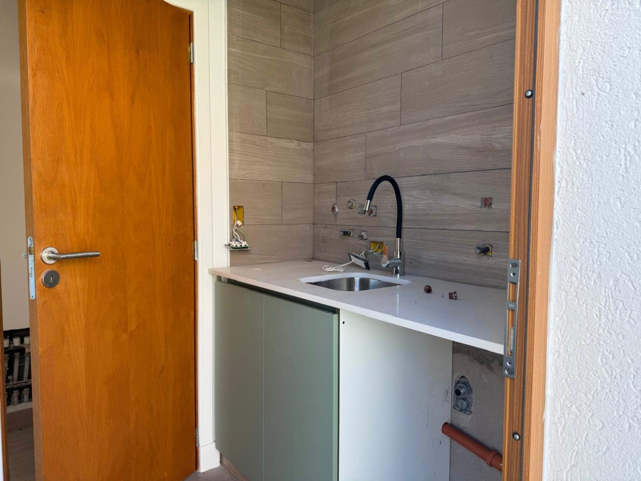 VENTA - CASA 4 AMBIENTES A ESTRENAR : BARRIO PRIVADO ARENAS CHICO .