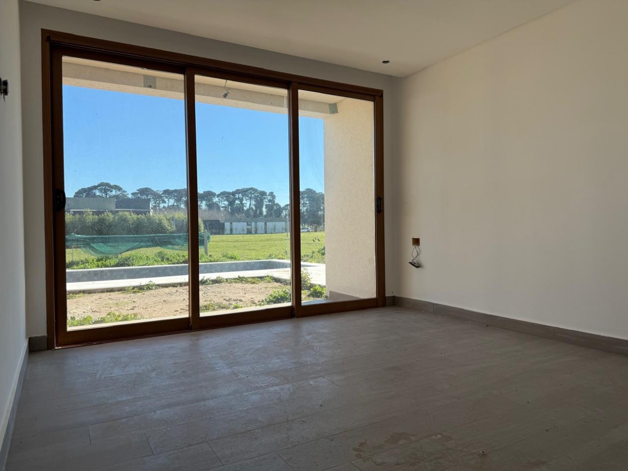 VENTA - CASA 4 AMBIENTES A ESTRENAR : BARRIO PRIVADO ARENAS CHICO .