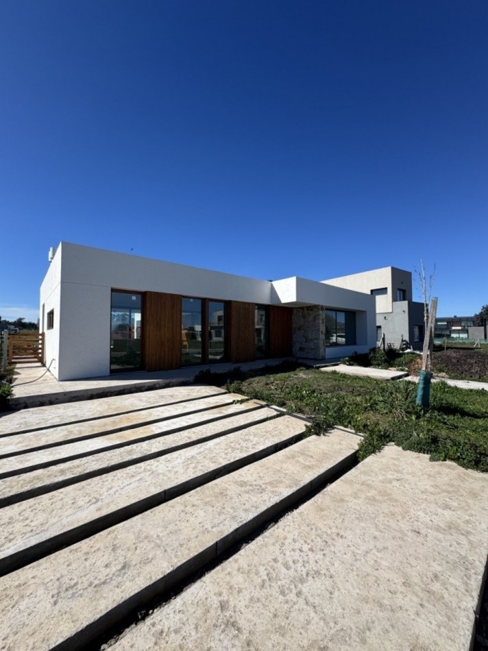 VENTA - CASA 4 AMBIENTES A ESTRENAR : BARRIO PRIVADO ARENAS CHICO .