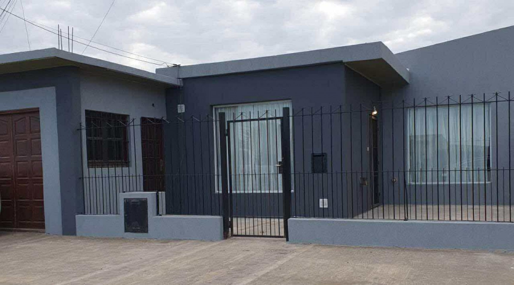 CASA 4 AMBIENTES CON DEPENDENCIA DE SERVICIO Y COCHERA DOBLE . APTA CREDITO MIRAMAR