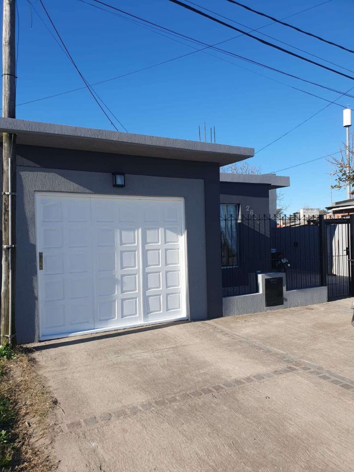 CASA 4 AMBIENTES CON DEPENDENCIA DE SERVICIO Y COCHERA DOBLE . APTA CREDITO MIRAMAR