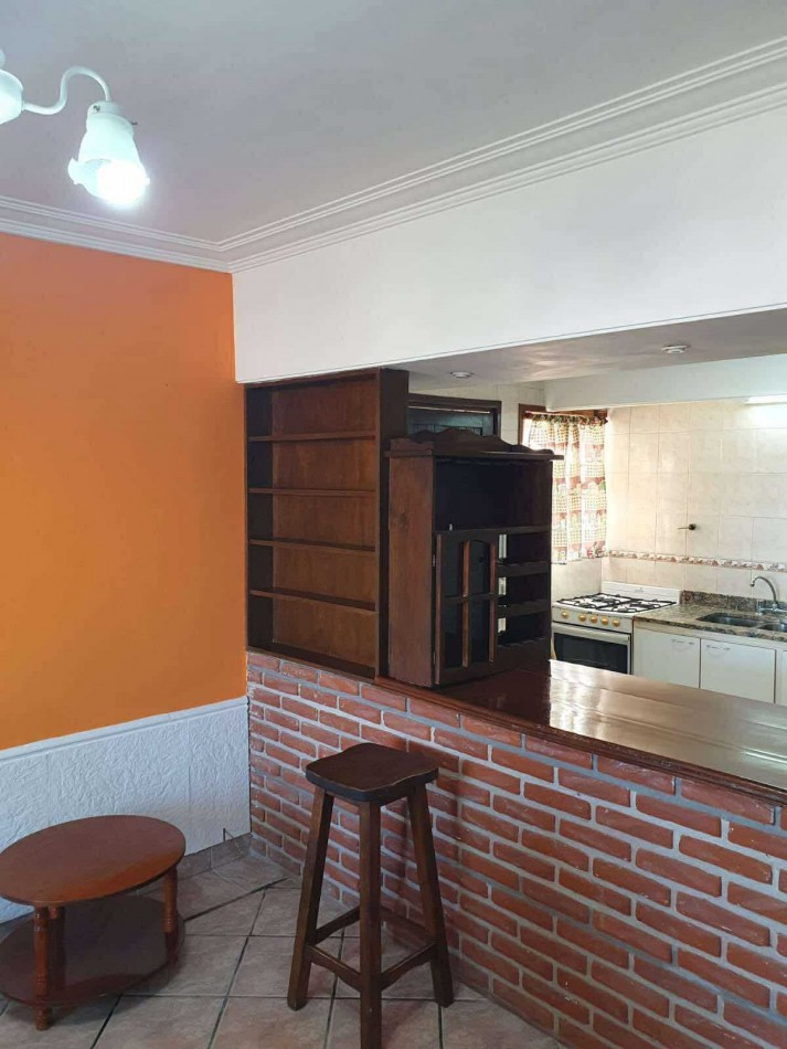 CASA 4 AMBIENTES CON DEPENDENCIA DE SERVICIO Y COCHERA DOBLE . APTA CREDITO MIRAMAR