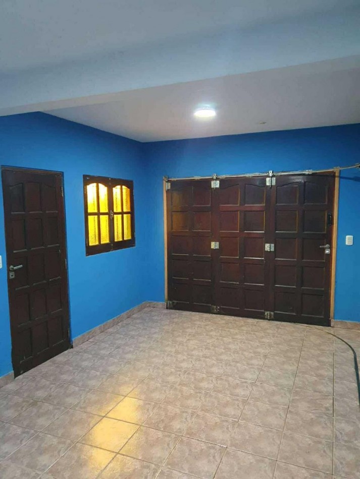 CASA 4 AMBIENTES CON DEPENDENCIA DE SERVICIO Y COCHERA DOBLE . APTA CREDITO MIRAMAR