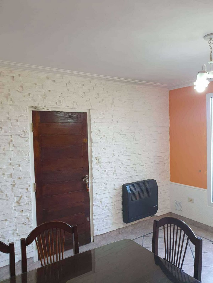 CASA 4 AMBIENTES CON DEPENDENCIA DE SERVICIO Y COCHERA DOBLE . APTA CREDITO MIRAMAR