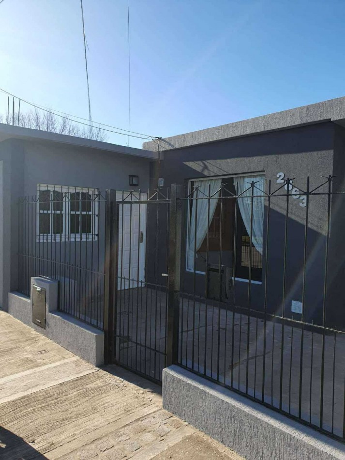 CASA 4 AMBIENTES CON DEPENDENCIA DE SERVICIO Y COCHERA DOBLE . APTA CREDITO MIRAMAR