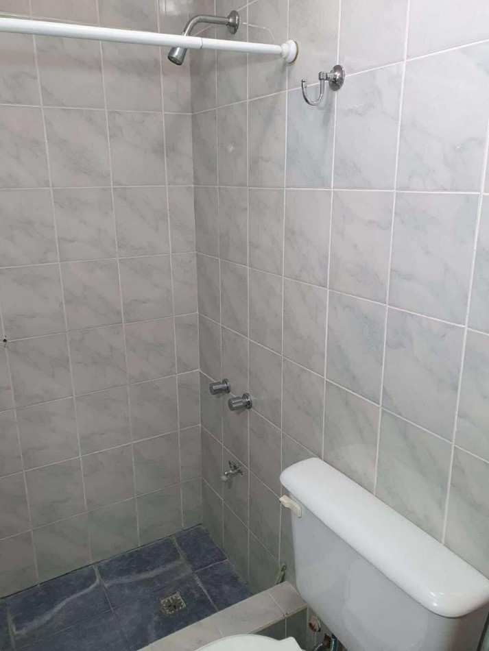 CASA 4 AMBIENTES CON DEPENDENCIA DE SERVICIO Y COCHERA DOBLE . APTA CREDITO MIRAMAR