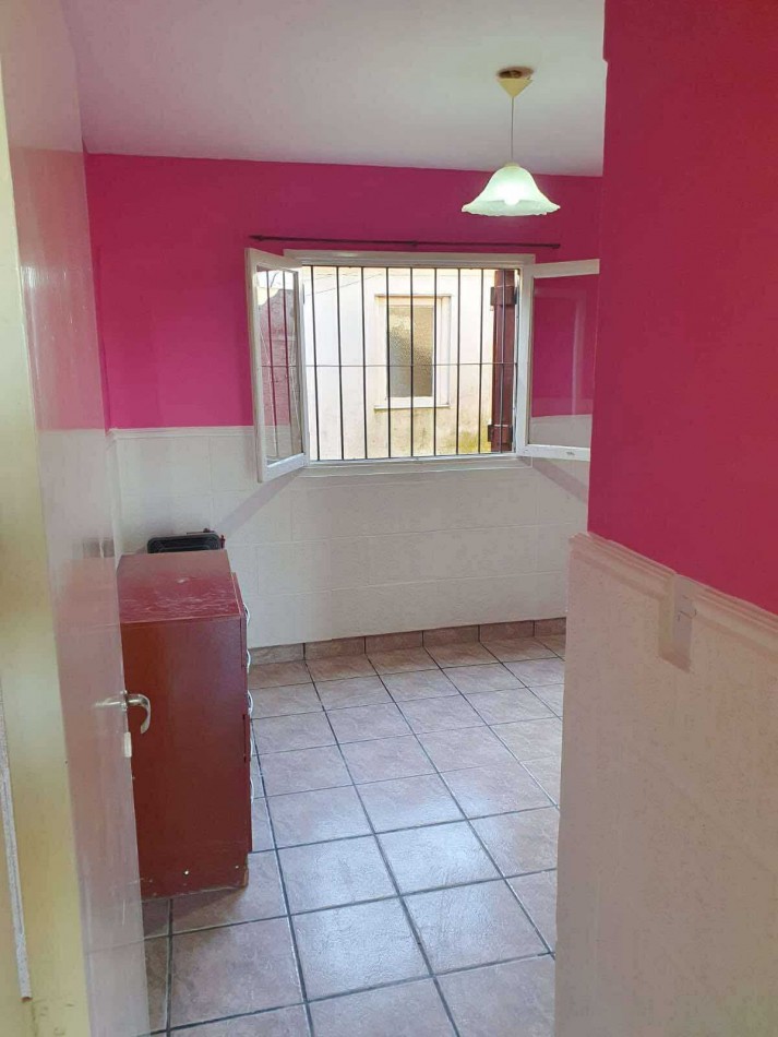 CASA 4 AMBIENTES CON DEPENDENCIA DE SERVICIO Y COCHERA DOBLE . APTA CREDITO MIRAMAR