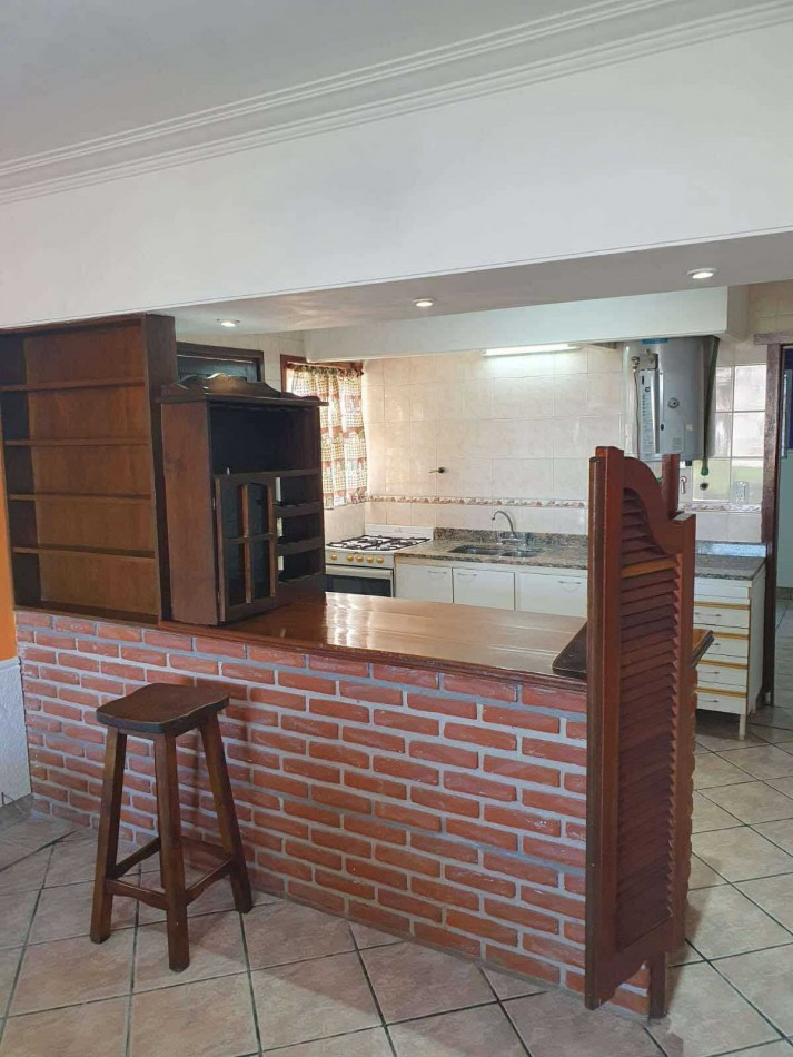 CASA 4 AMBIENTES CON DEPENDENCIA DE SERVICIO Y COCHERA DOBLE . APTA CREDITO MIRAMAR