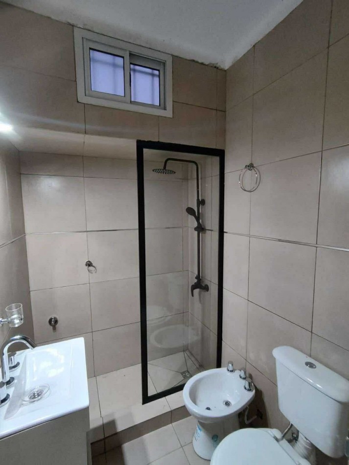 CASA 4 AMBIENTES CON DEPENDENCIA DE SERVICIO Y COCHERA DOBLE . APTA CREDITO MIRAMAR