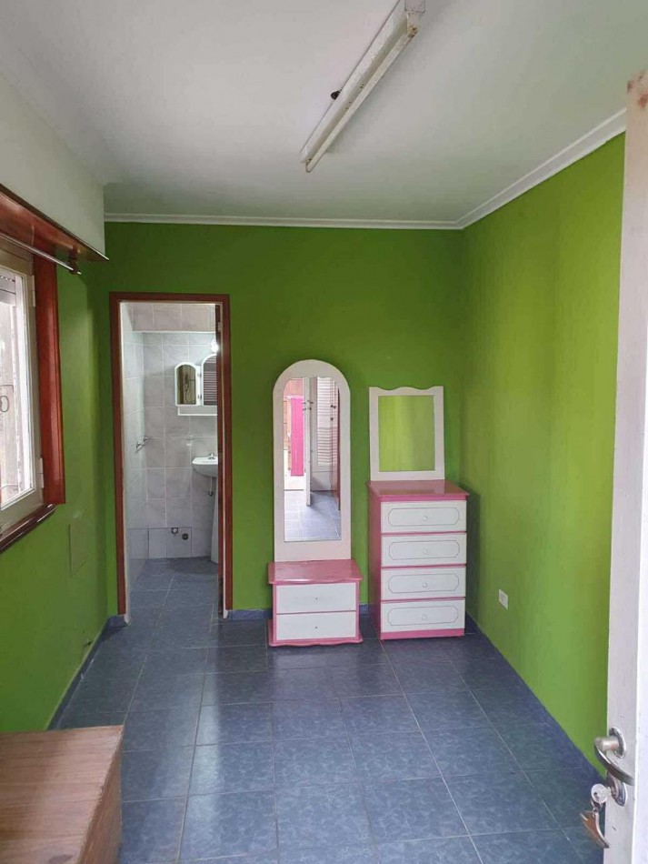 CASA 4 AMBIENTES CON DEPENDENCIA DE SERVICIO Y COCHERA DOBLE . APTA CREDITO MIRAMAR