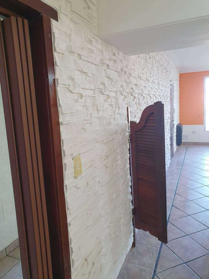 CASA 4 AMBIENTES CON DEPENDENCIA DE SERVICIO Y COCHERA DOBLE . APTA CREDITO MIRAMAR