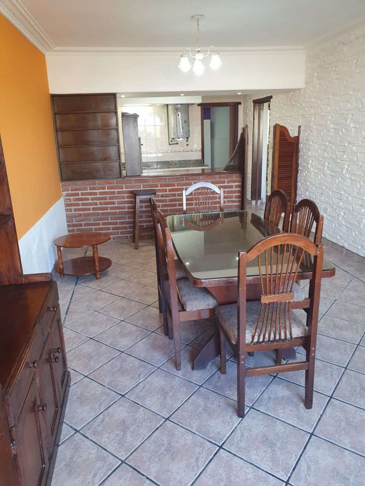 CASA 4 AMBIENTES CON DEPENDENCIA DE SERVICIO Y COCHERA DOBLE . APTA CREDITO MIRAMAR