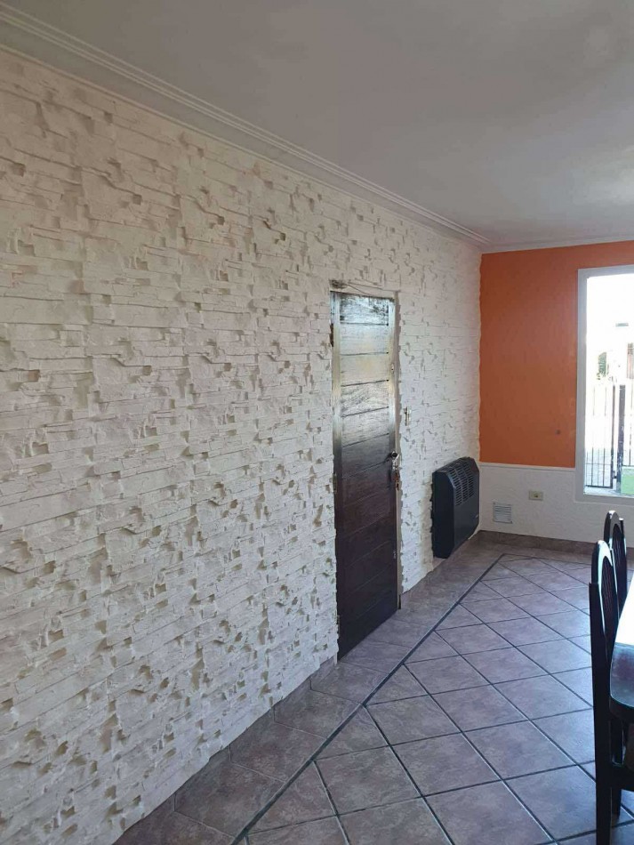 CASA 4 AMBIENTES CON DEPENDENCIA DE SERVICIO Y COCHERA DOBLE . APTA CREDITO MIRAMAR