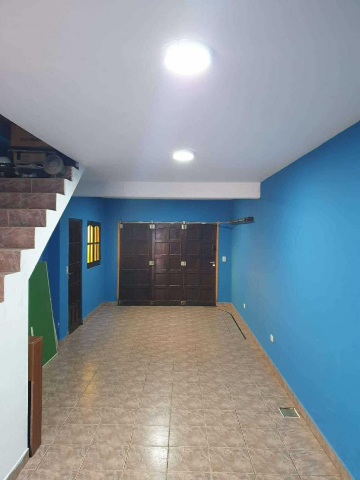 CASA 4 AMBIENTES CON DEPENDENCIA DE SERVICIO Y COCHERA DOBLE . APTA CREDITO MIRAMAR