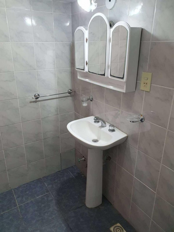 CASA 4 AMBIENTES CON DEPENDENCIA DE SERVICIO Y COCHERA DOBLE . APTA CREDITO MIRAMAR