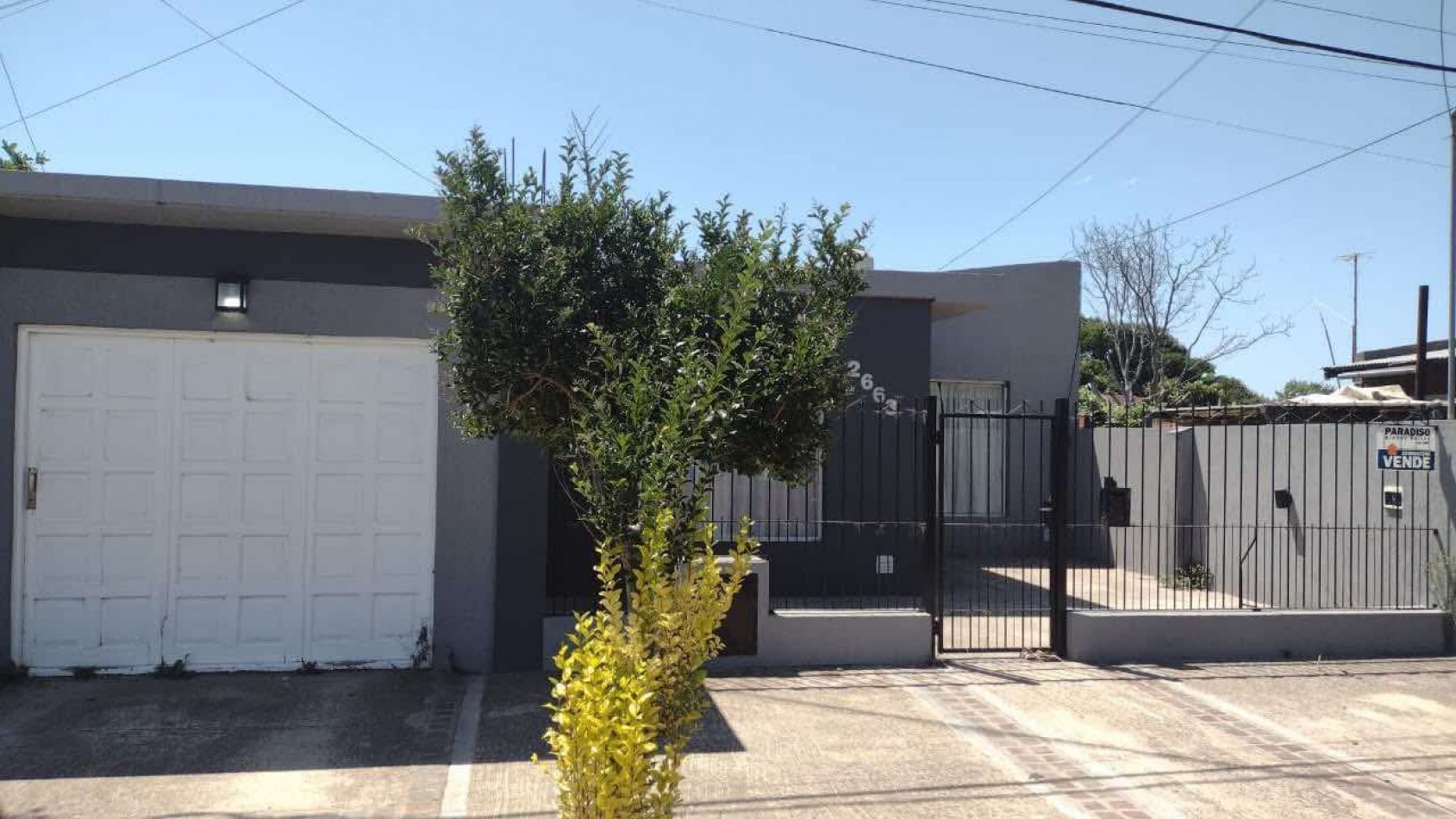 CASA 4 AMBIENTES CON DEPENDENCIA DE SERVICIO Y COCHERA DOBLE . APTA CREDITO MIRAMAR