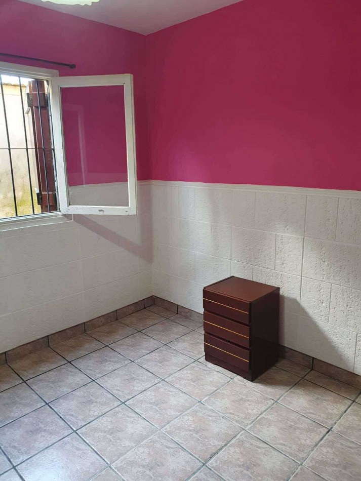 CASA 4 AMBIENTES CON DEPENDENCIA DE SERVICIO Y COCHERA DOBLE . APTA CREDITO MIRAMAR