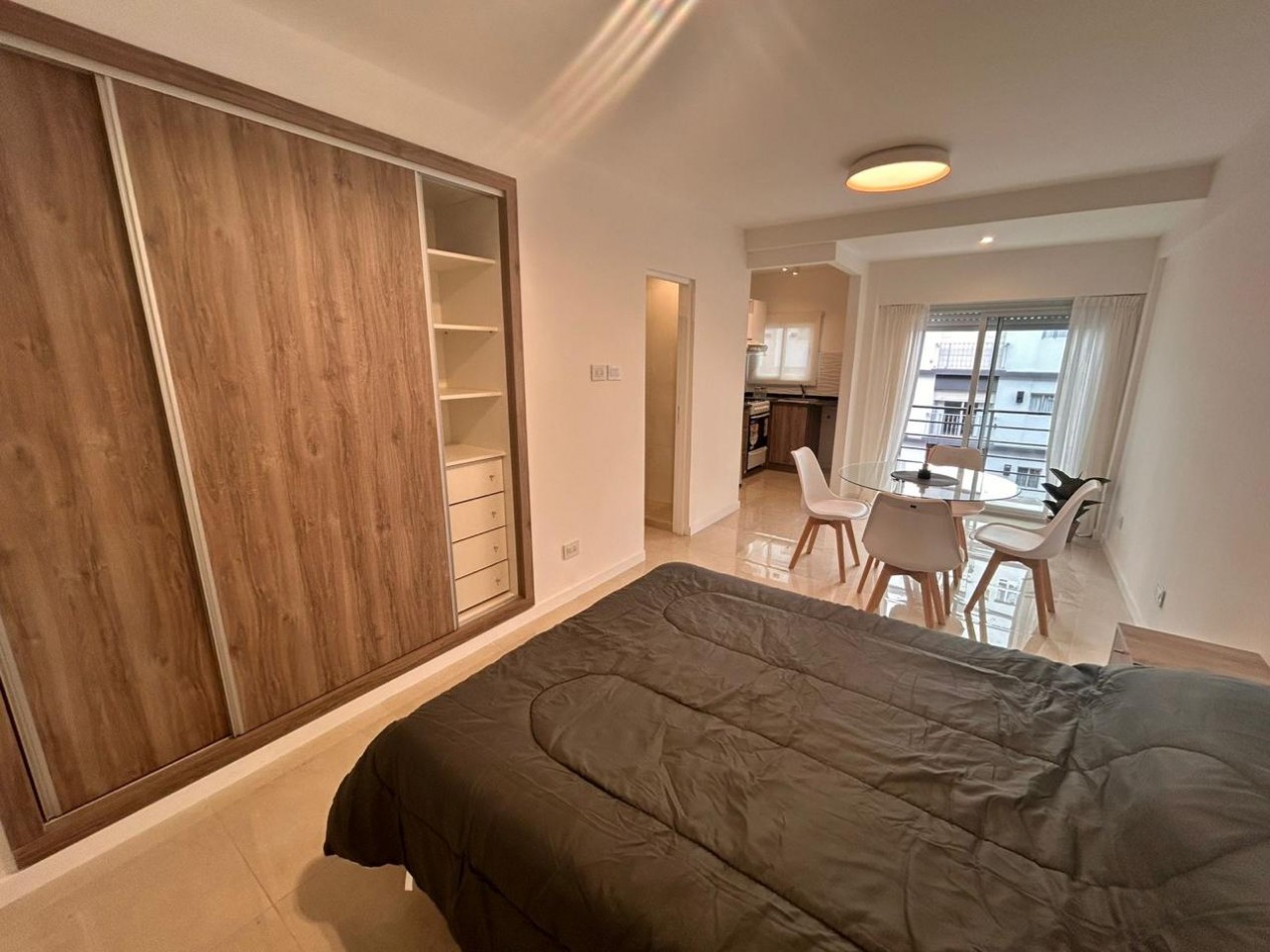 VENTA DEPARTAMENTO MONOAMBIENTE A LA CALLE CON BALCON SALIENTE Y VISTA LATERAL AL MAR.