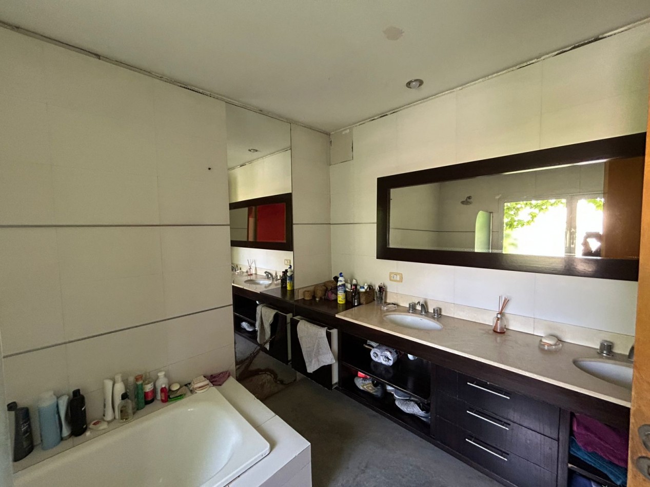 CASA EN PH TOTALMENTE INDEPENDIENTE 4 AMBIENTES CON ESCRITORIO QUINCHO CUBIERTO Y PARQUE .APTO CREDITO