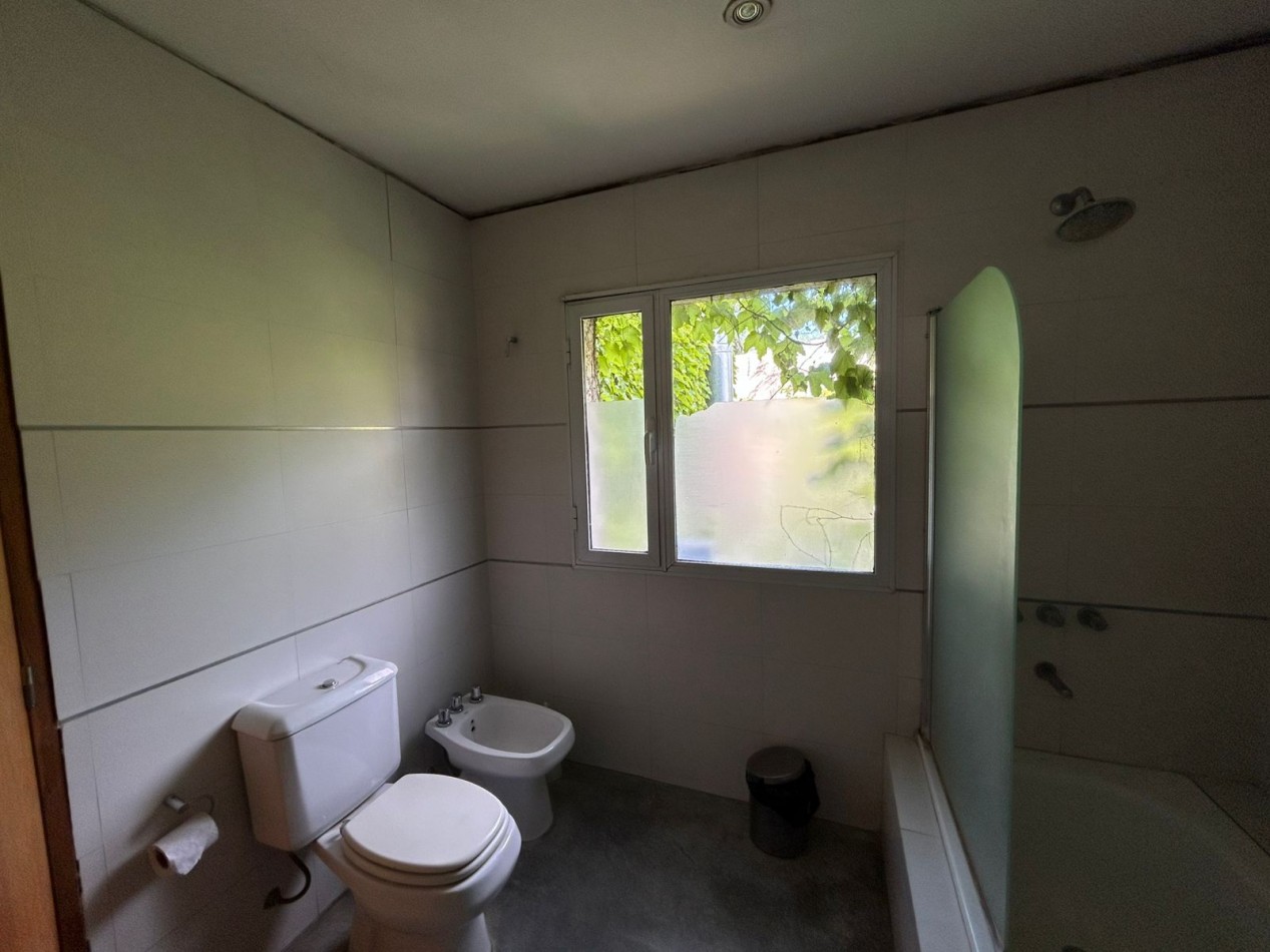 CASA EN PH TOTALMENTE INDEPENDIENTE 4 AMBIENTES CON ESCRITORIO QUINCHO CUBIERTO Y PARQUE .APTO CREDITO