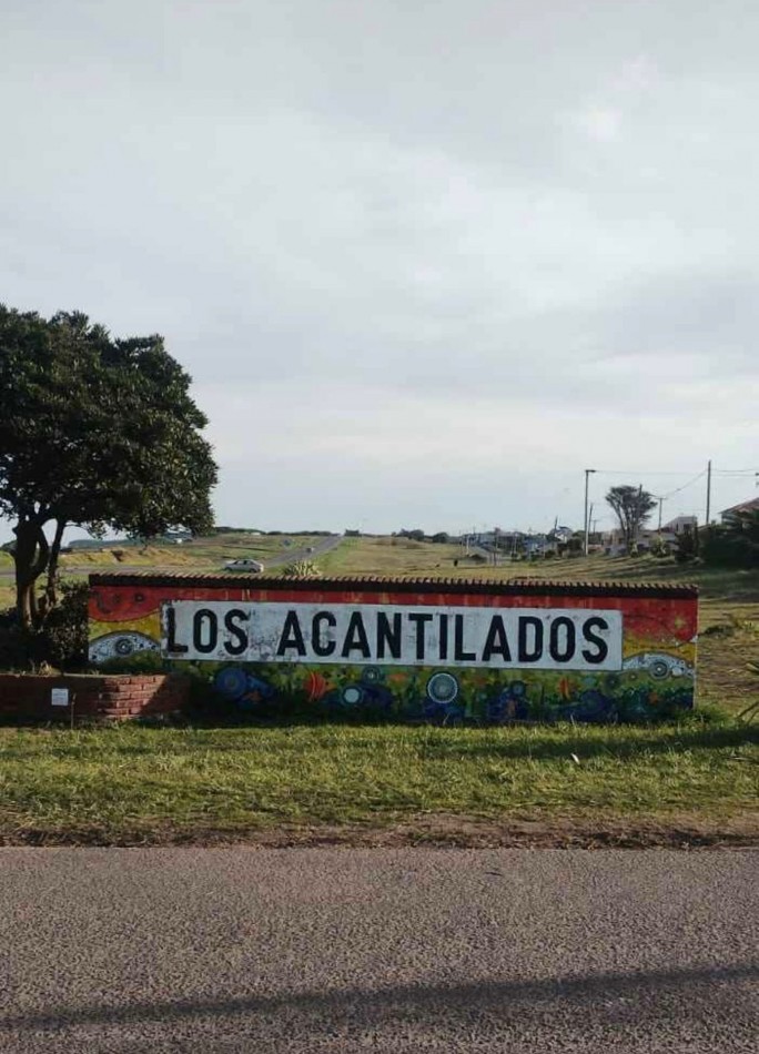 CASA DOS AMBIENTES CON PARQUE .LOS ACANTILADOS 