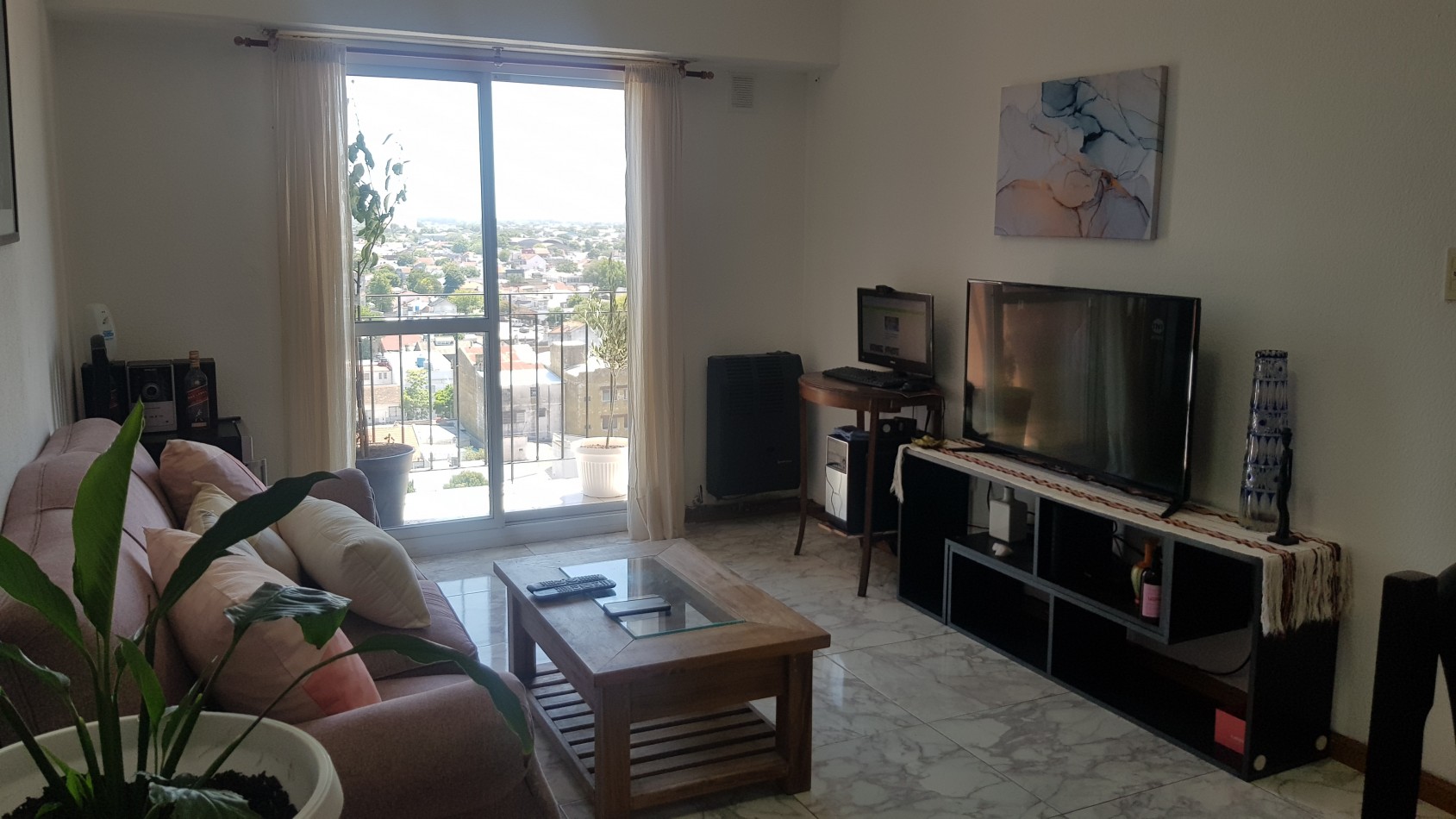 Tres ambientes con balcon saliente vista abierta