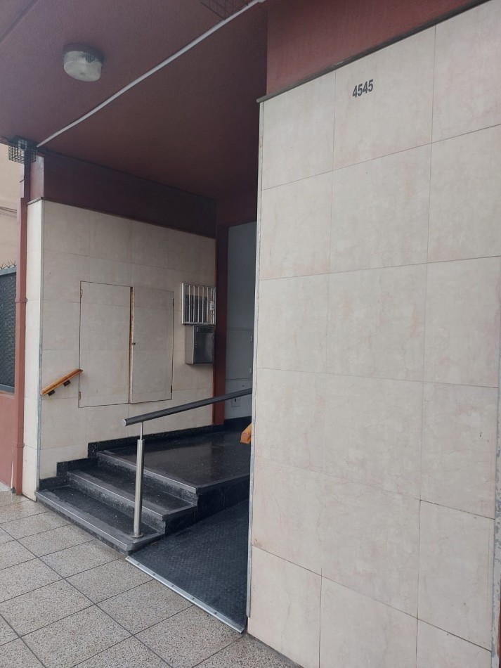 Tres ambientes con balcon saliente vista abierta