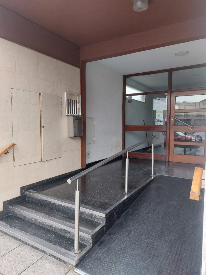 Tres ambientes con balcon saliente vista abierta