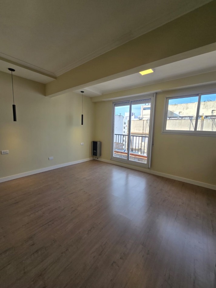 DEPARTAMENTO DOS AMBIENTES A LA CALLE RECICLADO.