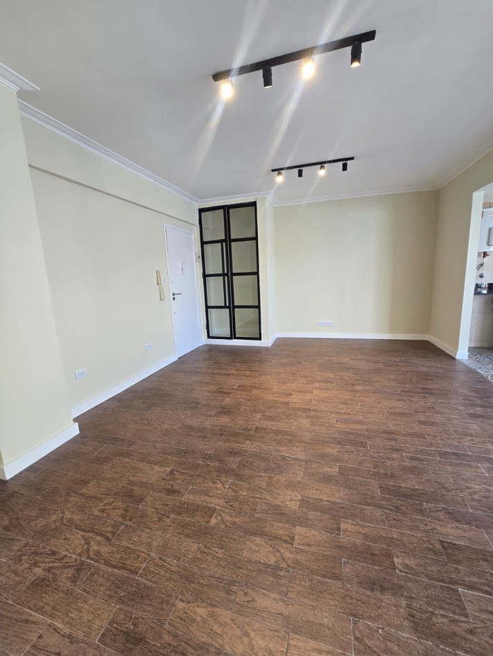 DEPARTAMENTO DOS AMBIENTES A LA CALLE RECICLADO.