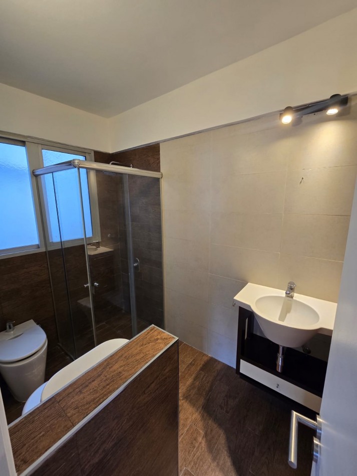 DEPARTAMENTO DOS AMBIENTES A LA CALLE RECICLADO.