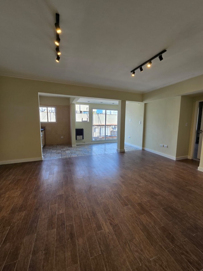 DEPARTAMENTO DOS AMBIENTES A LA CALLE RECICLADO.