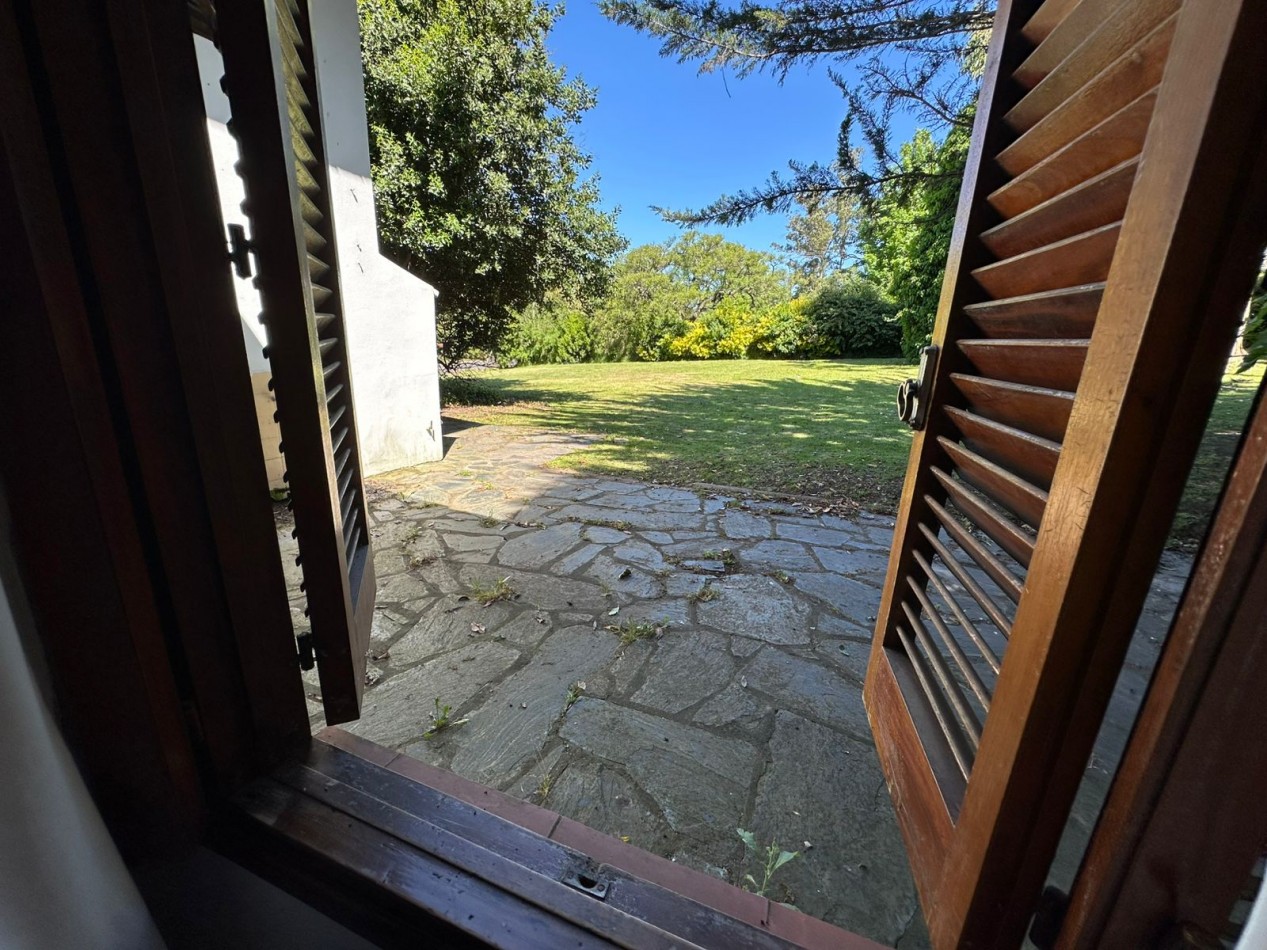 CASA CON GRAN PARQUE SOBRE DOS LOTES - SIERRA DE LOS PADRES