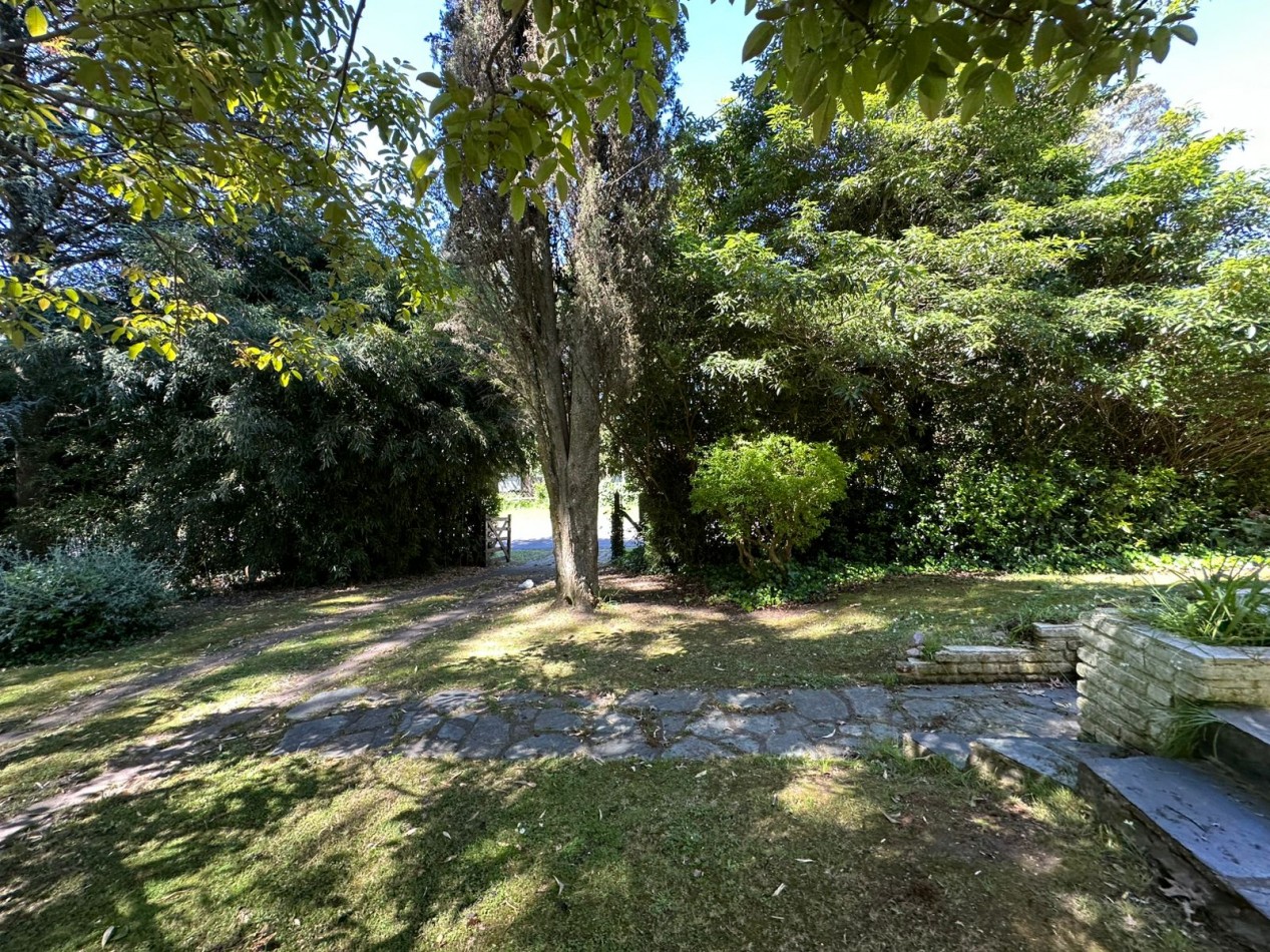 CASA CON GRAN PARQUE SOBRE DOS LOTES - SIERRA DE LOS PADRES