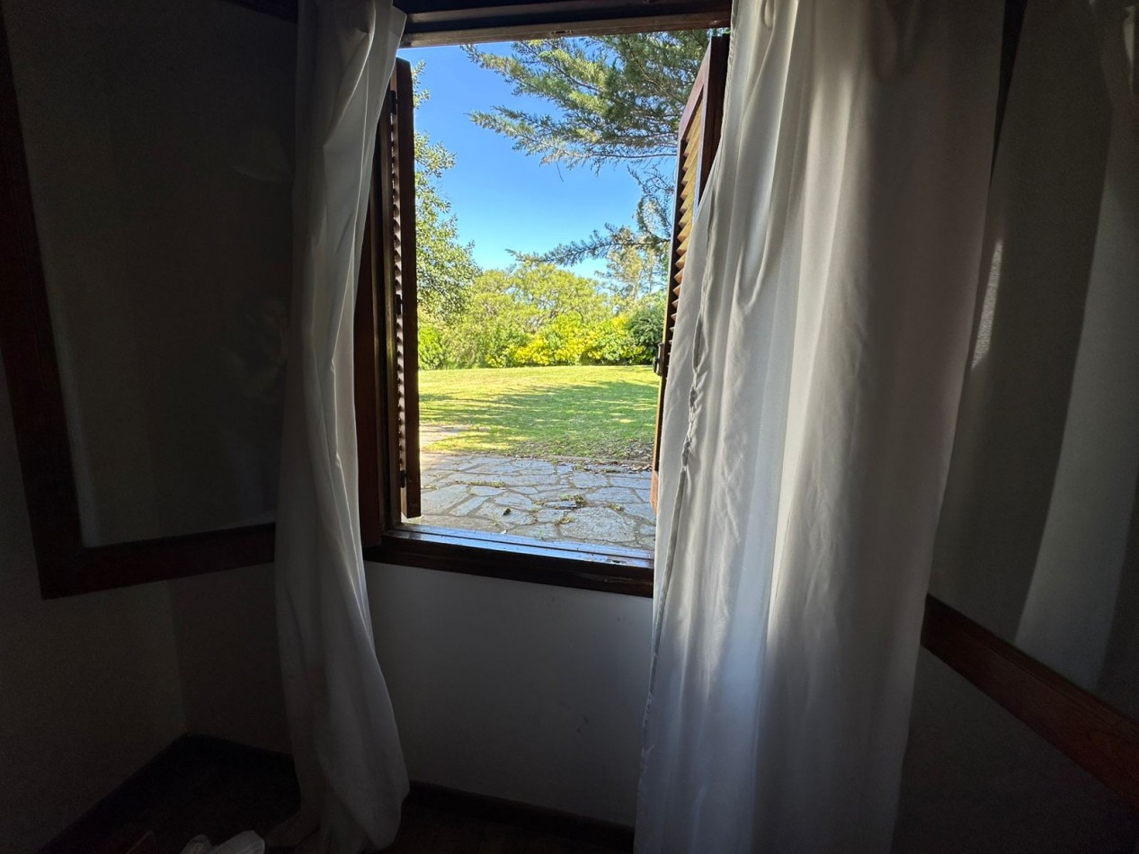 CASA CON GRAN PARQUE SOBRE DOS LOTES - SIERRA DE LOS PADRES