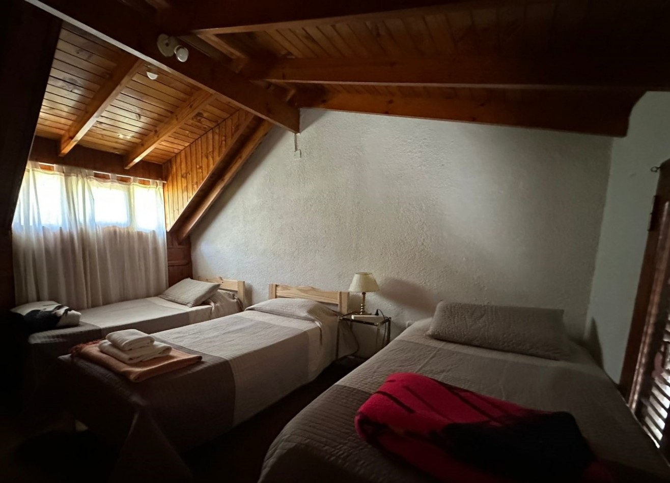 CASA CON GRAN PARQUE SOBRE DOS LOTES - SIERRA DE LOS PADRES