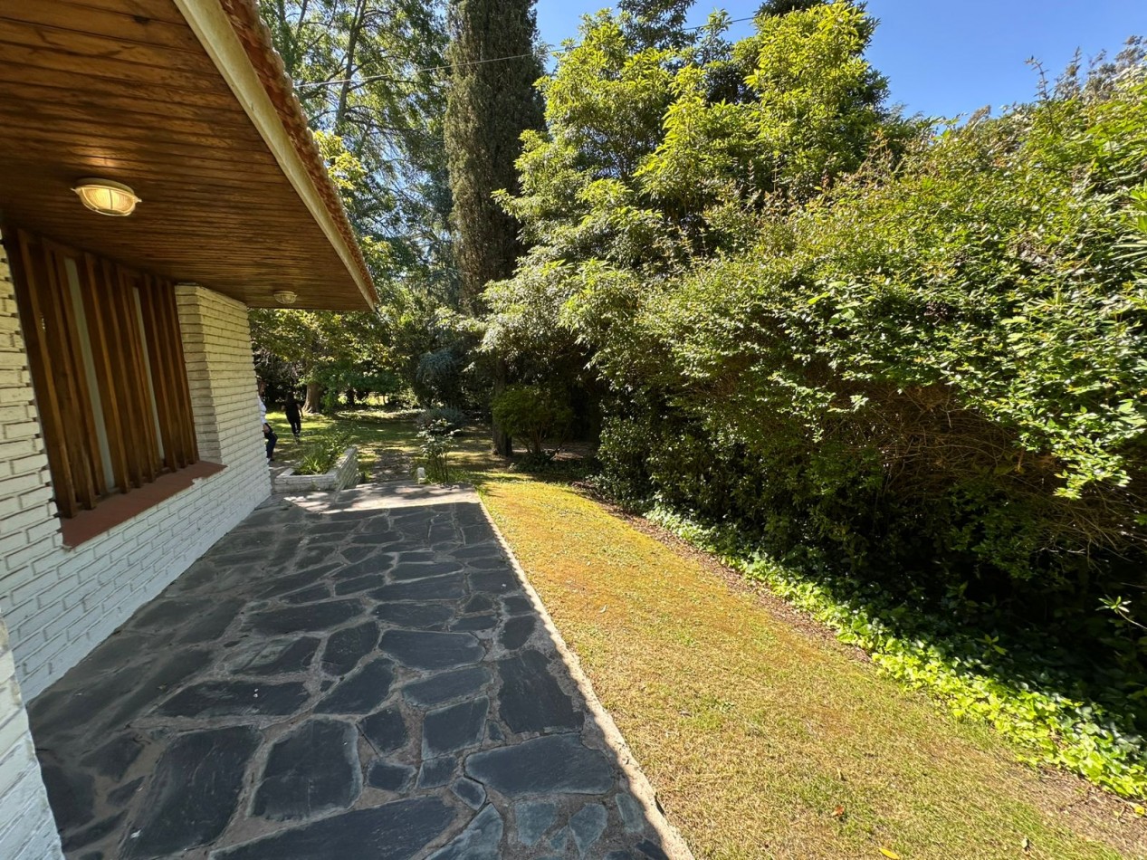 CASA CON GRAN PARQUE SOBRE DOS LOTES - SIERRA DE LOS PADRES
