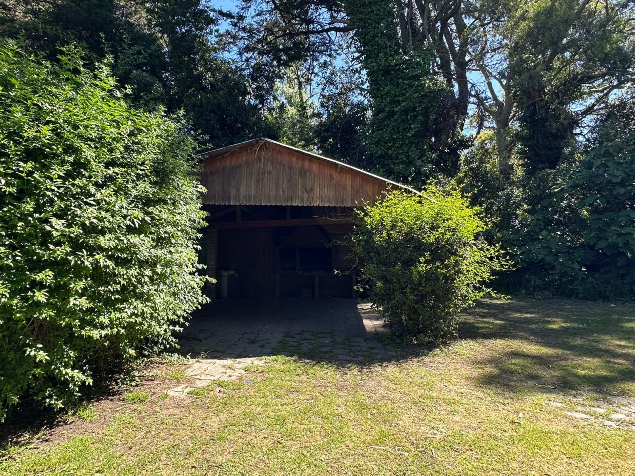 CASA CON GRAN PARQUE SOBRE DOS LOTES - SIERRA DE LOS PADRES