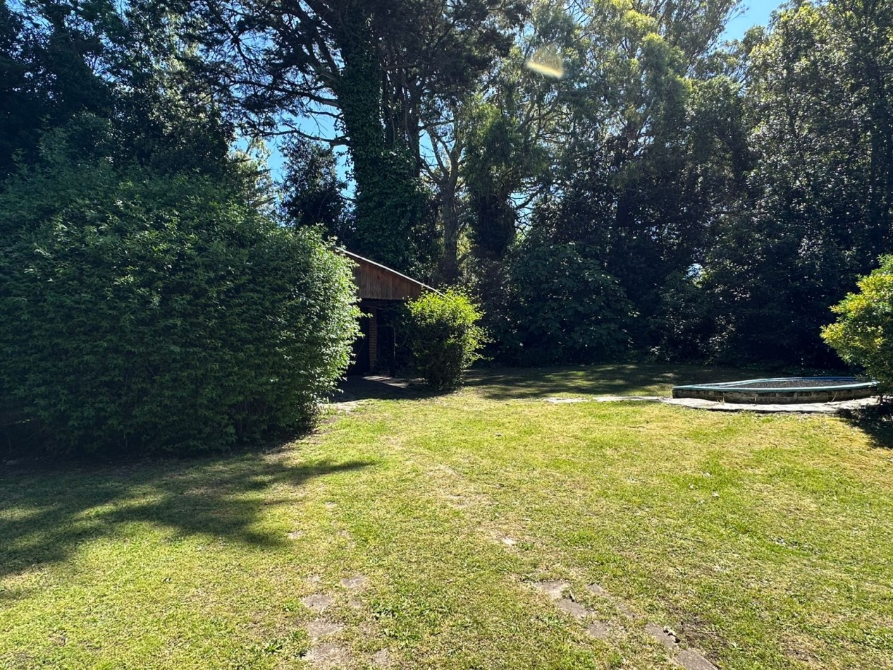CASA CON GRAN PARQUE SOBRE DOS LOTES - SIERRA DE LOS PADRES