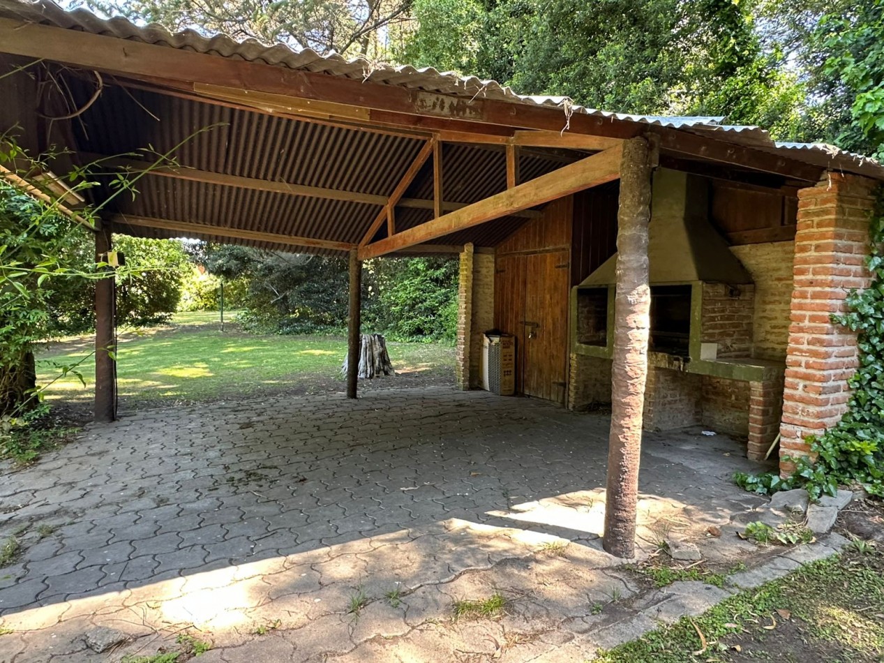CASA CON GRAN PARQUE SOBRE DOS LOTES - SIERRA DE LOS PADRES