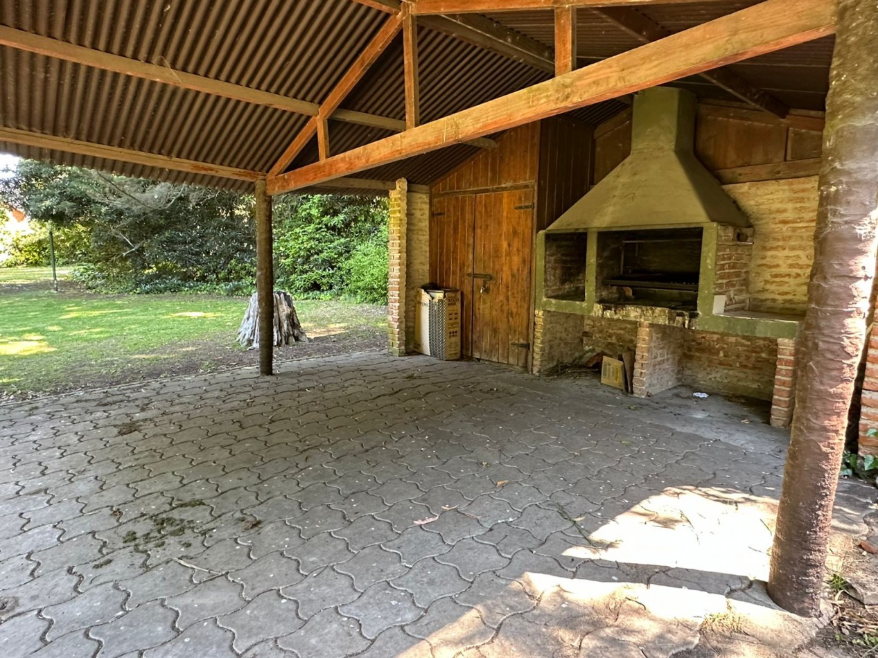 CASA CON GRAN PARQUE SOBRE DOS LOTES - SIERRA DE LOS PADRES