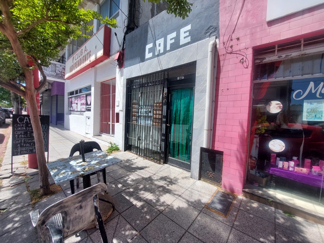 Local comercial con patio.