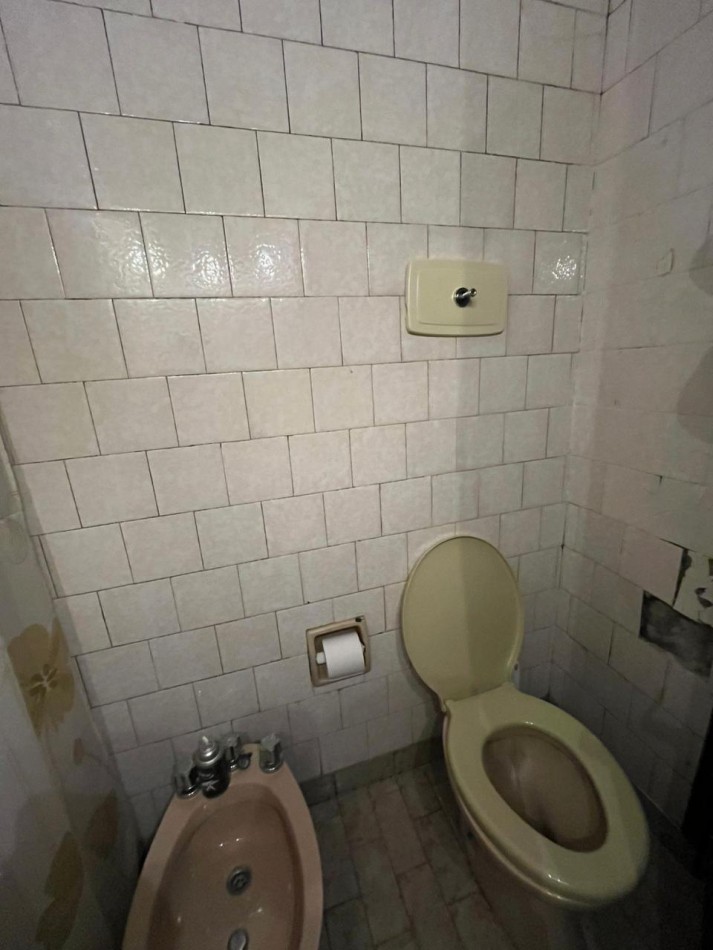 PH a reciclar de dos ambientes con patio y parrilla.