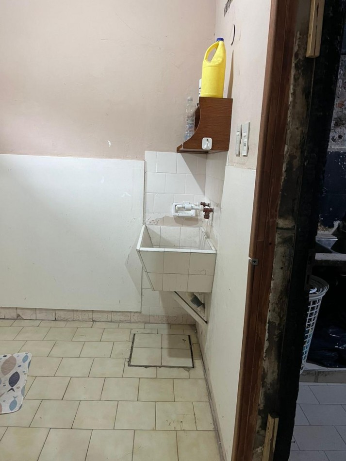 PH a reciclar de dos ambientes con patio y parrilla.